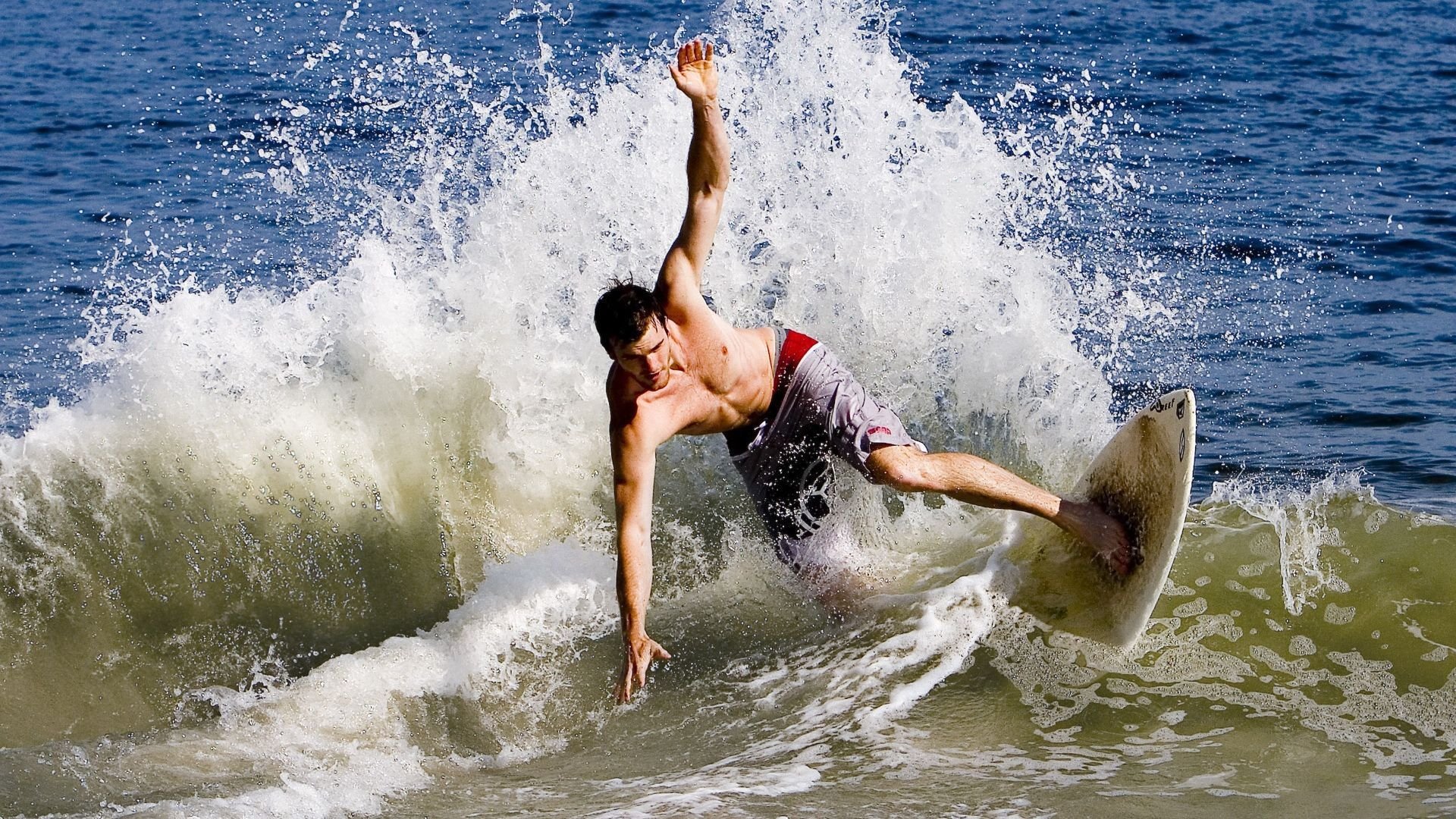 AIYOUXI.COM-德甲闪耀全场：攻势凌厉，精彩不断，德甲霸主